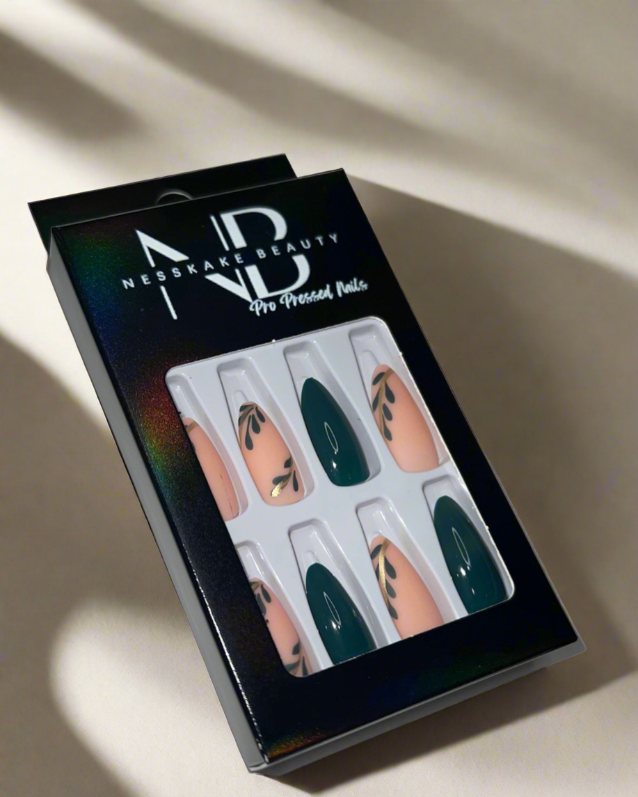 CONJUNTO DE ARTE CON HOJAS EN COLOR VERDE PROFUNDO Y DESNUDO