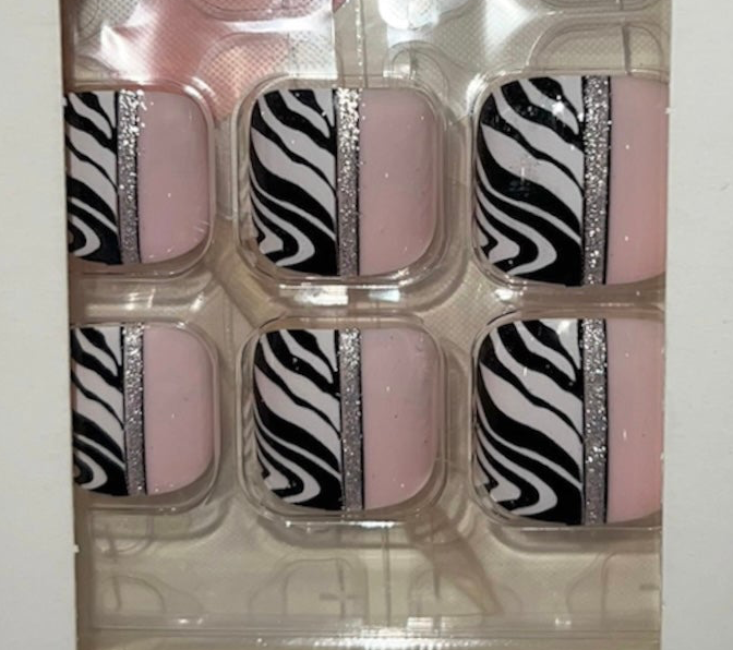 UÑAS DE LOS PIES CON DISEÑO DE CEBRA 